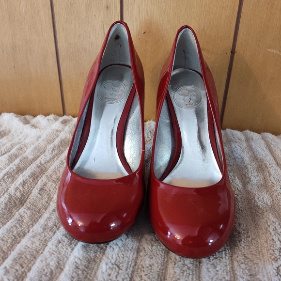 Red pumps by Jessica - Picture 2 of 5